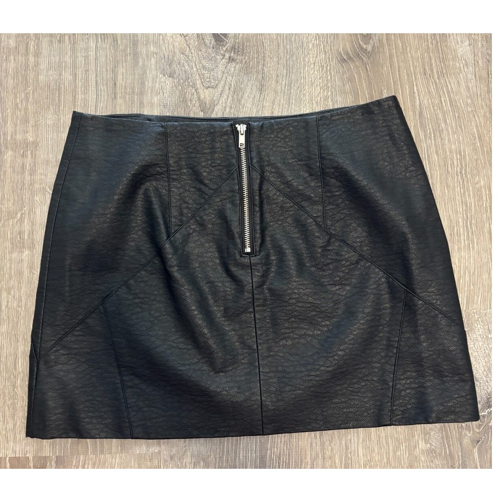 H&M Divided Black Faux Leather Mini Skirt Size 10 Textured Paneled Zip Back - Picture 3 of 8